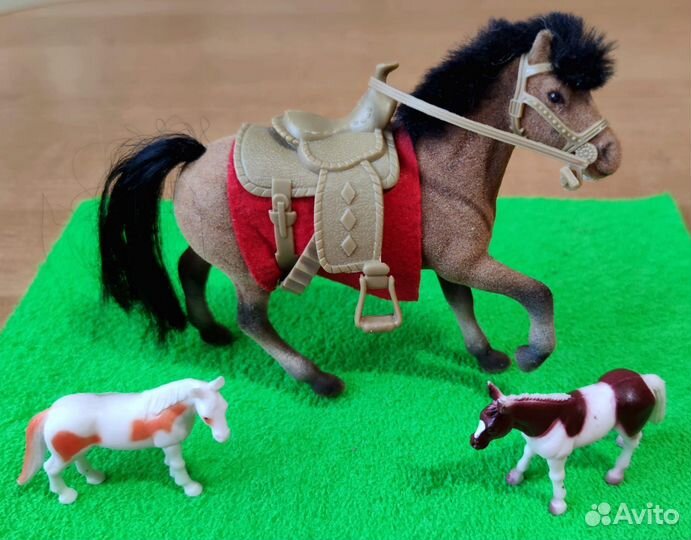 Три фигурки лошадей вместе