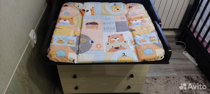 Детская кроватка с маятником и ящиком