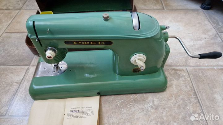 Швейная машина 