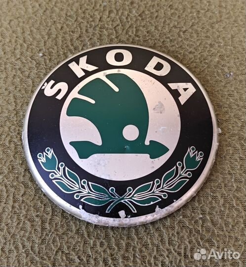 Эмблема на капот Skoda Superb II