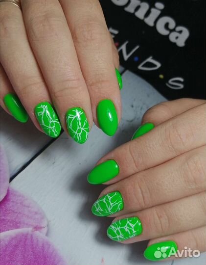 Маникюр с покрытием лаком