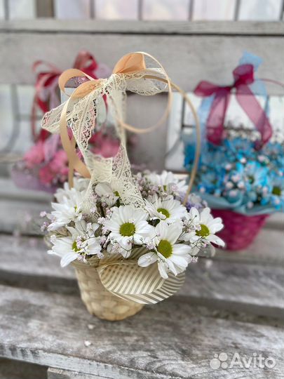 Корзина композиция с цветами ромашки