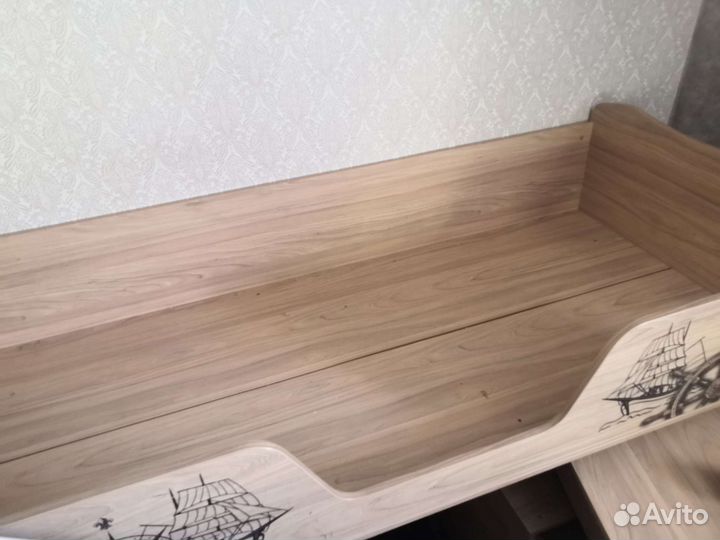 Детская кровать чердак со столом Корсар-2