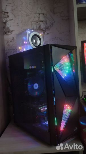 Игровой компьютер с монитором и клавиатурой