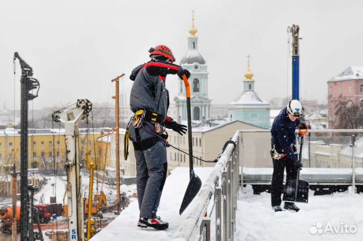 Очистка кровли от снега и сосулек альпинистами