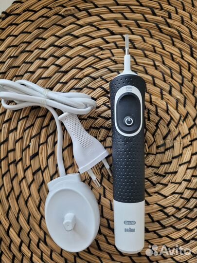 Электрическая зубная щетка oral b