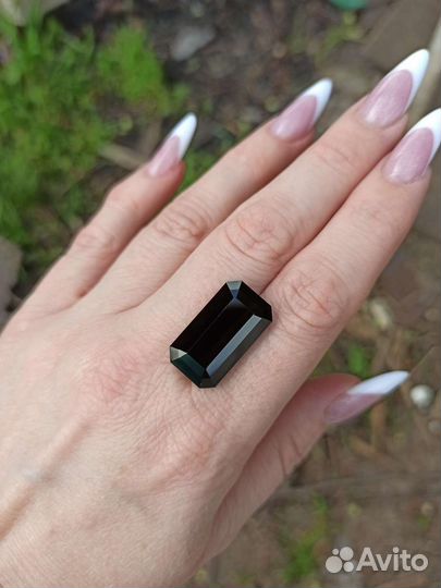 Тёмно-зелёный турмалин