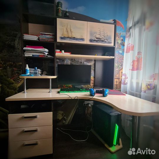 Угловой письменный стол