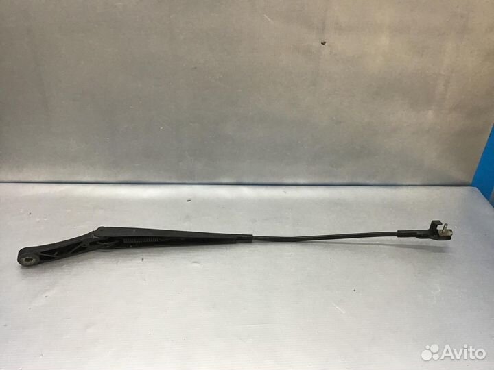 Поводок стеклоочистителя передний правый Skoda Oct