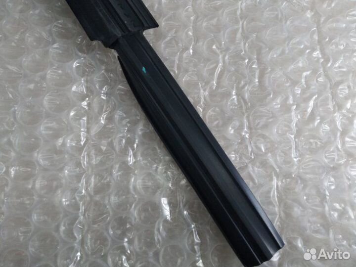 Уплотнитель стекла двери передний левый Opel