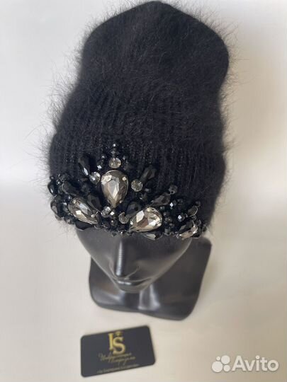 Шапка с вышивкой со стразами
