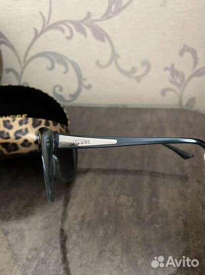 Солнцезащитные очки женские Guess