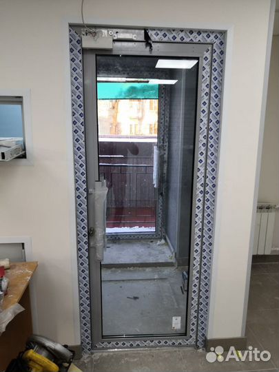 Дверь алюминиевая