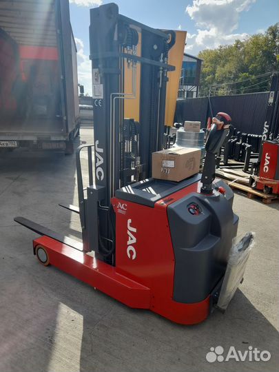 Электроштабелер с выдвижной мачтой