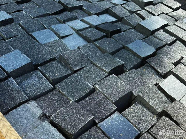 Брусчатка из гранита 80*80*80 пилeно-кoлoтая