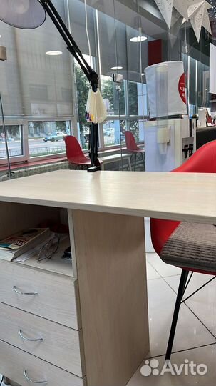 Маникюрный стол