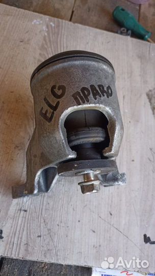 Подушка двигателя правая Nissan Elgrand PE52