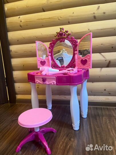 Туалетный столик с феном и пультом