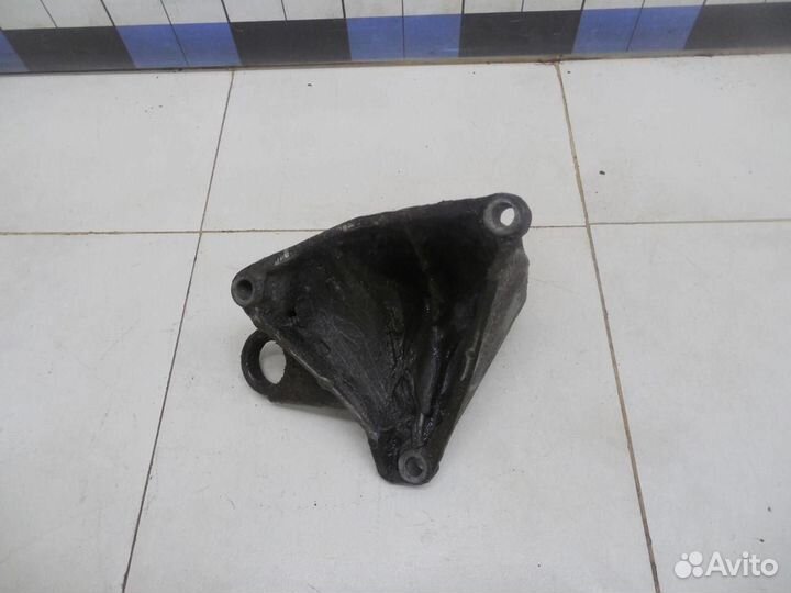 Кронштейн кпп правый A4 B5 1994-2000