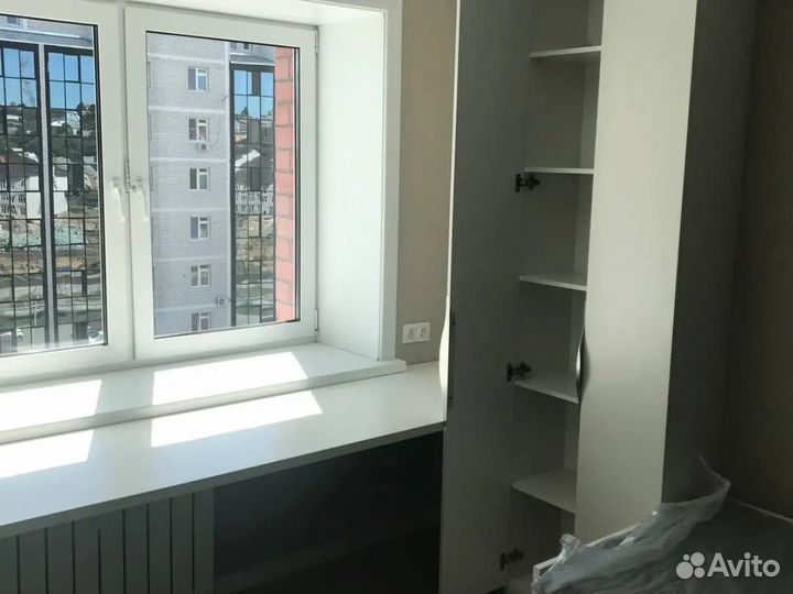 Письменный стол у окна