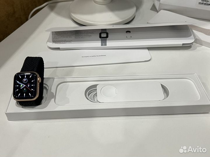 Часы apple watch se 40 mm gold