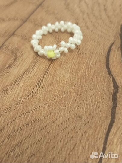 Кольцо из бисера ромашка