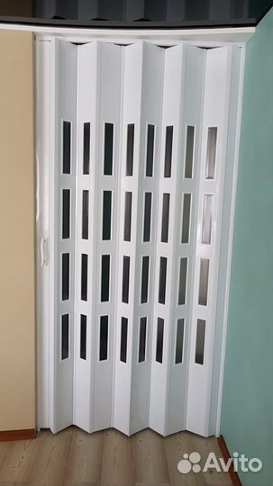 Дверь гармошка с витражом