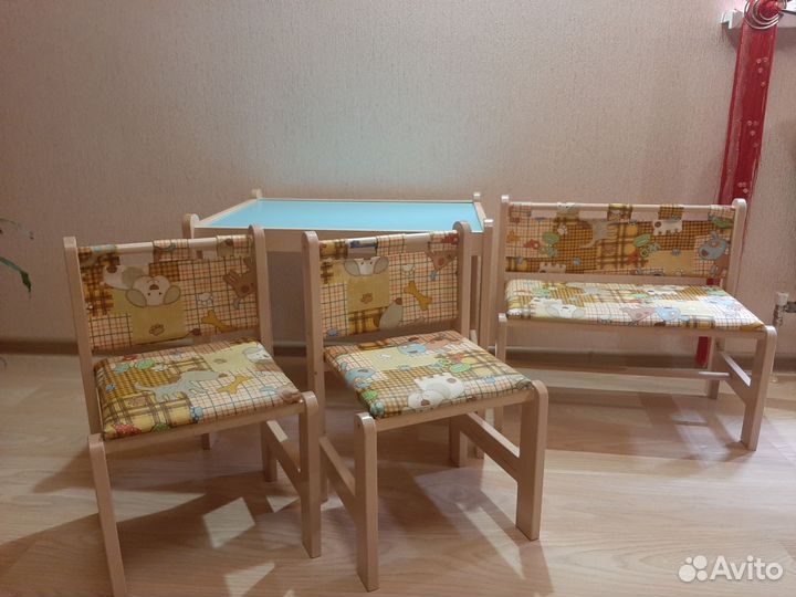 Детский стол и стулья