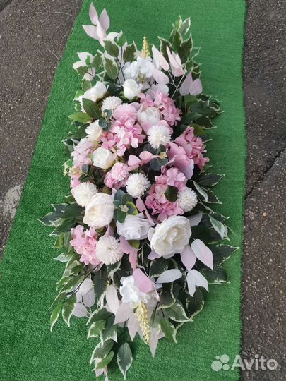 Композиции из живых и искусственных цветов