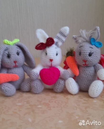 Вязаная игрушка пасхальный Зайка