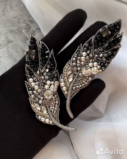 Женская брошь Перо ручной работы