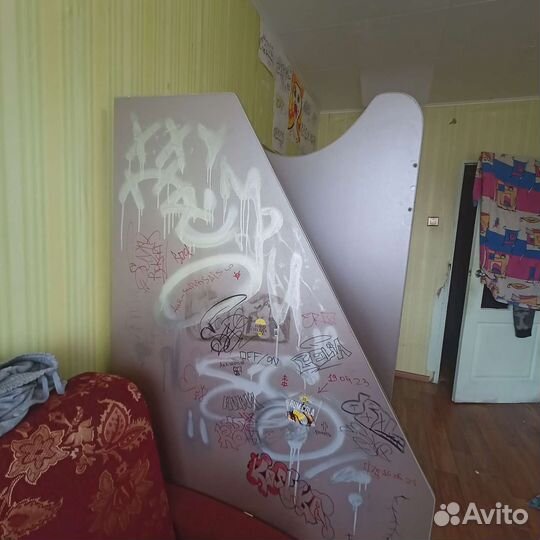 Детская кровать чердак со столом и шкафом