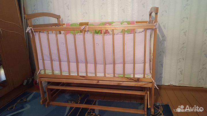Детская кроватка с маятником