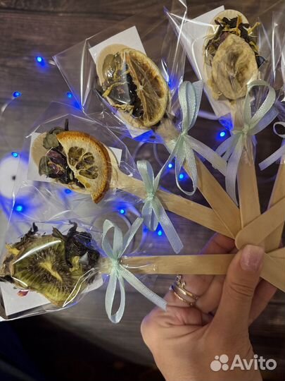 Чайные ложечки с ароматным чаем