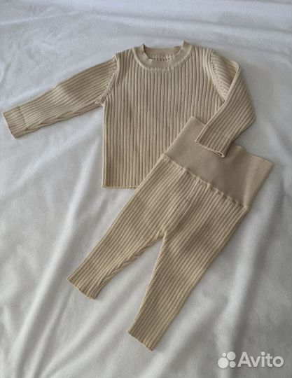 Вязанный костюм для малыша