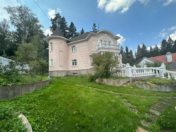 Коттедж 565 м² на участке 13 сот.