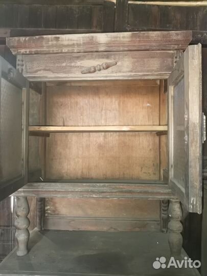 Старинный антикварный шкаф буфет