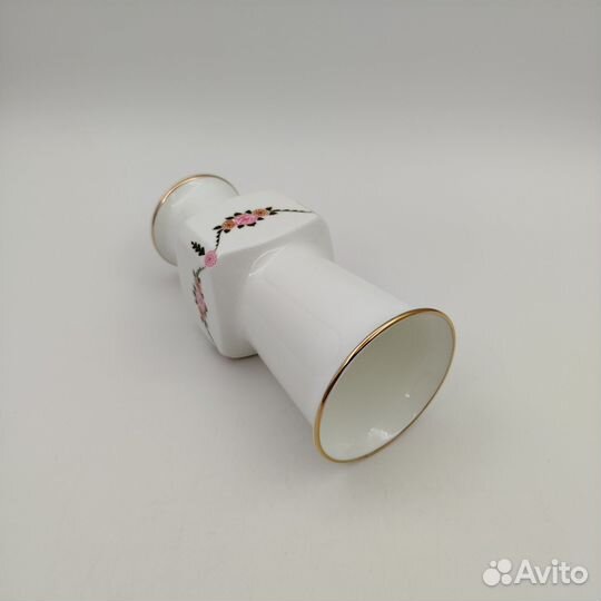 Миниатюрная ваза, украшенная цветочной гирляндой