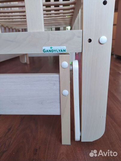 Кроватка детская с маятником