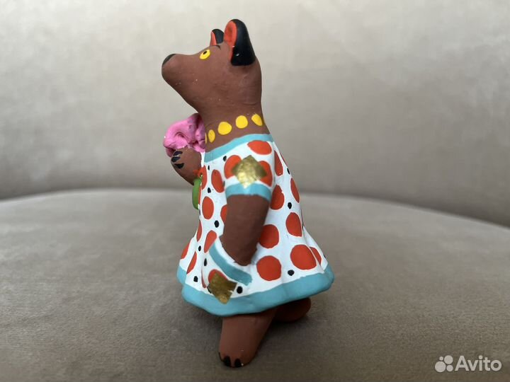 Дымковская глиняная игрушка «Медведица с цветком»