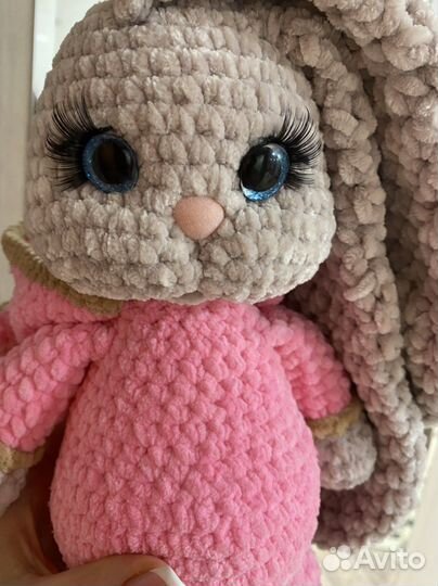 Вязаные игрушки ручной работы «Зайка Буся»