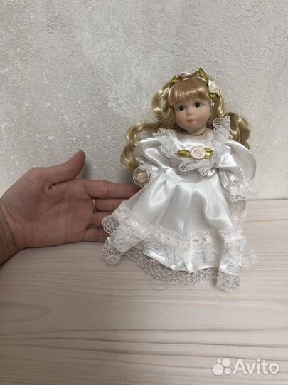 Кукла фарфоровая