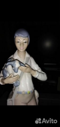 Фарфоровая статуэтка