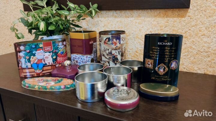 Жестяные банки из-под чая, печенья