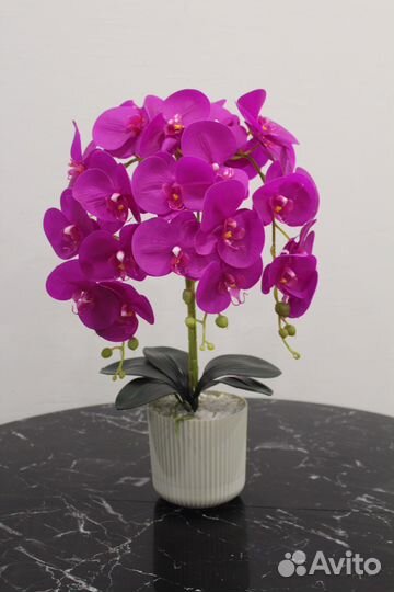 Искусственные цветы в горшках