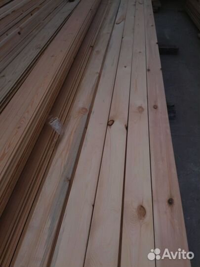 Прочные доски из сосны, надежное основание для стр