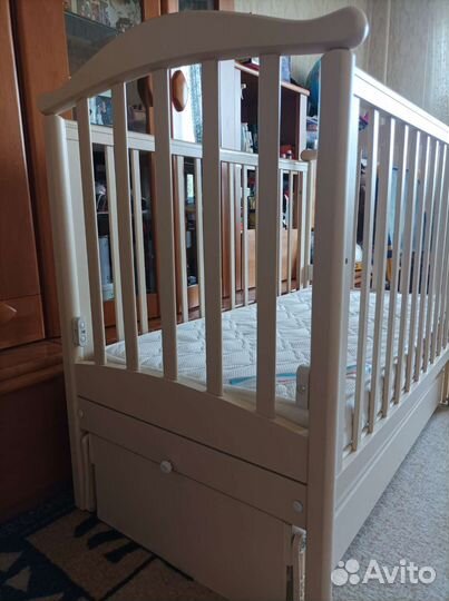 Детская кроватка с маятником и ящиком