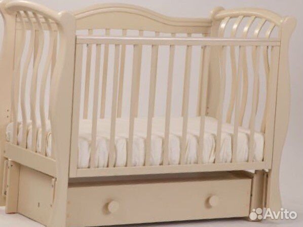 Детская кроватка с маятником и ящиком