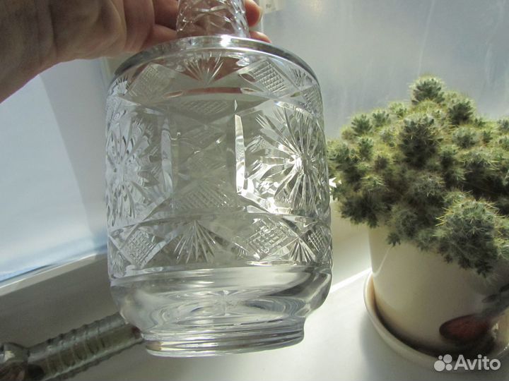 Хрустальный графин с рюмками