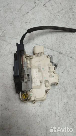 Замок двери передней левой Volkswagen Passat B6